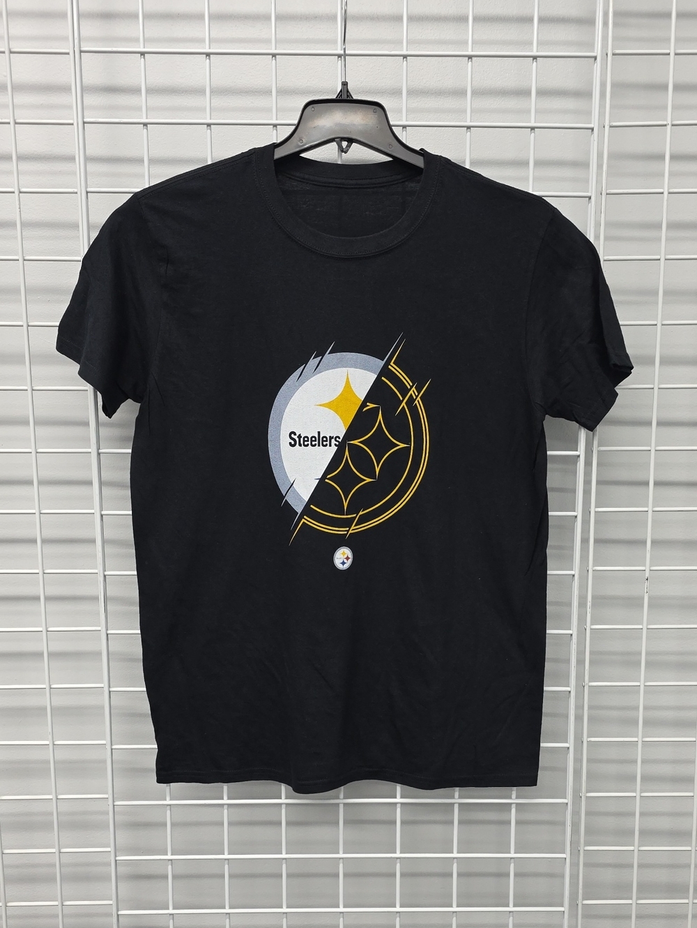 NFL Pittsburgh Steelers Black Color T-shirt Size Large.